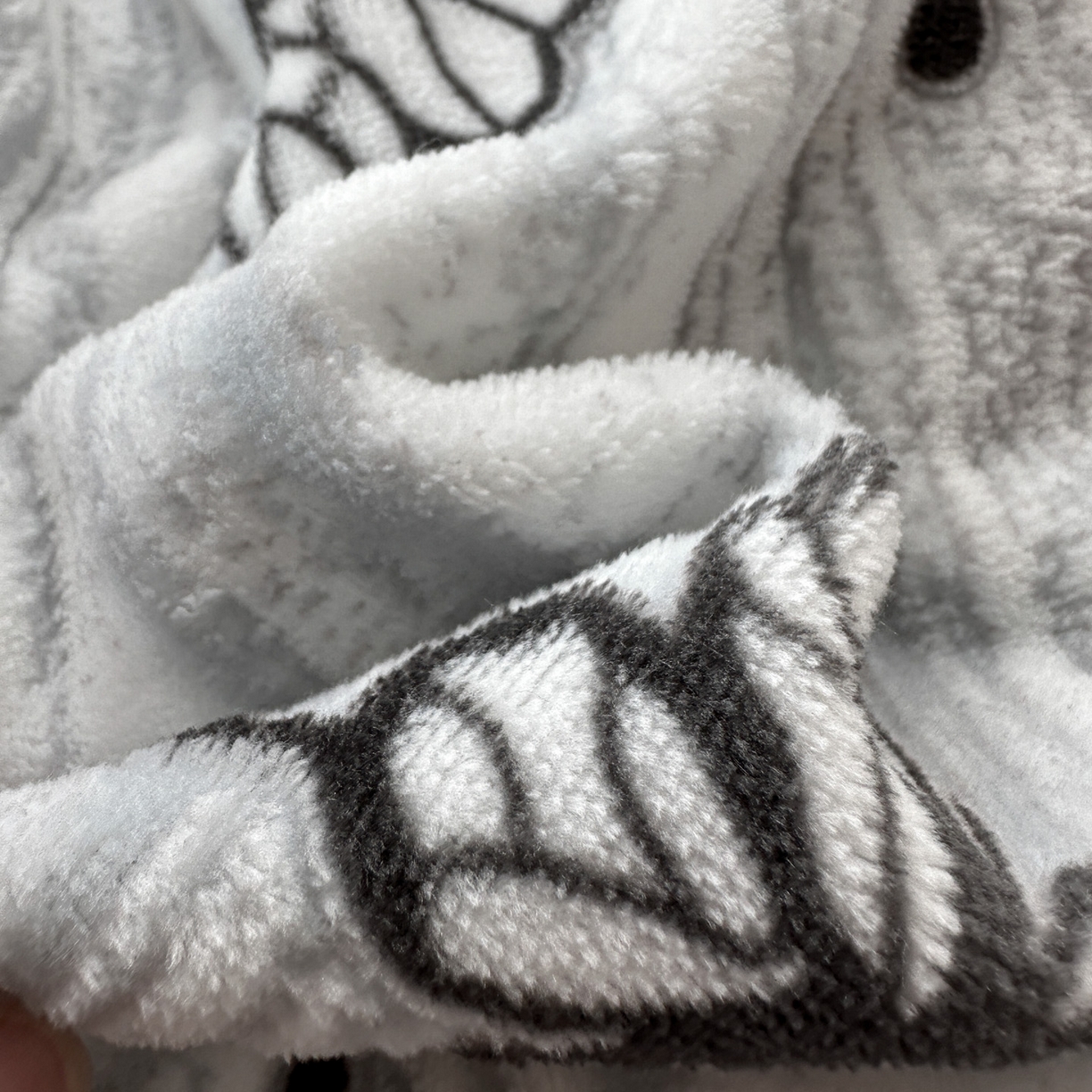 91家纺网 家纺一手货源 找家纺 （总）耀悦家纺 2025新款着色雕花黑边牛奶绒四件套-永恒蝴蝶系列