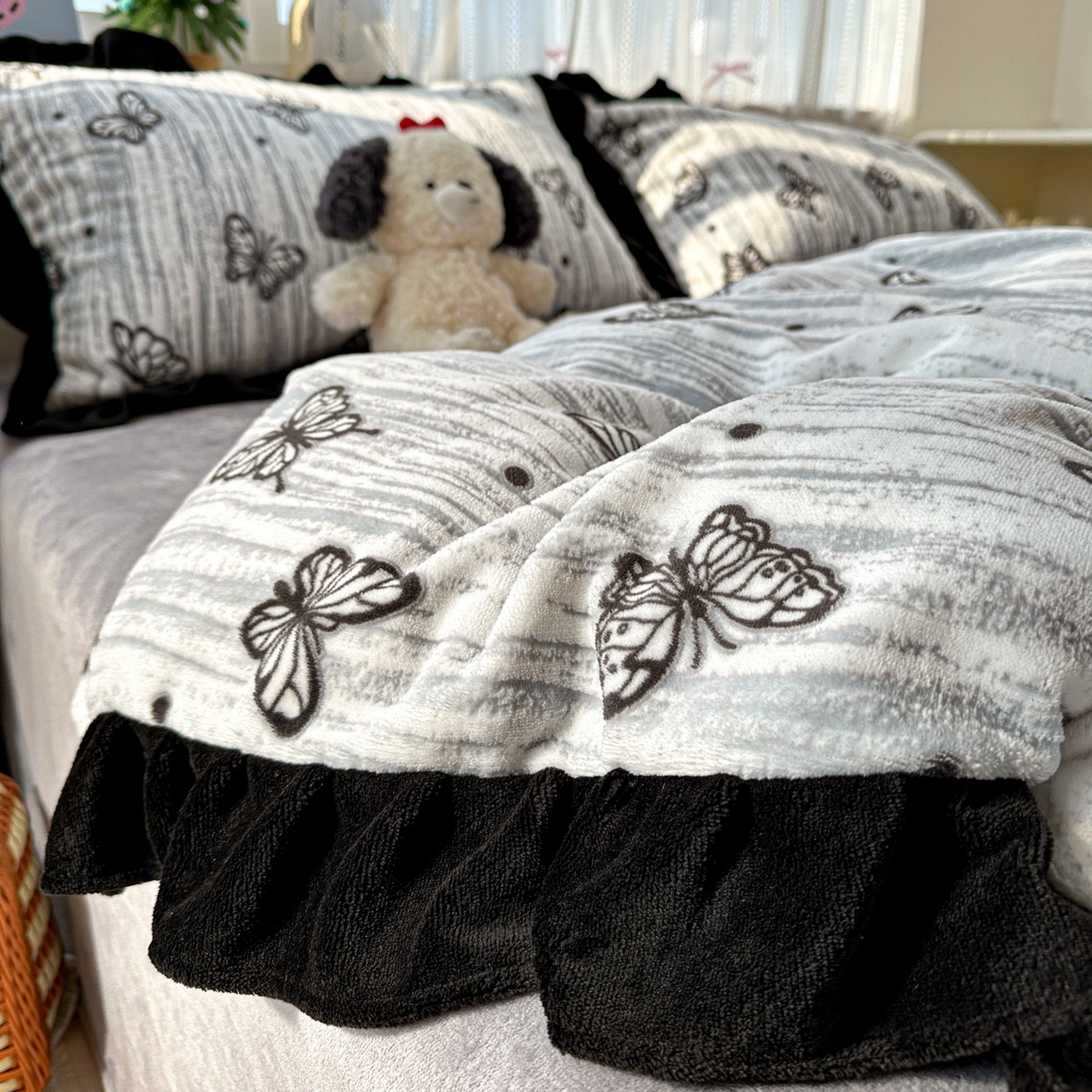 91家纺网 家纺一手货源 找家纺 （总）耀悦家纺 2025新款着色雕花黑边牛奶绒四件套-永恒蝴蝶系列