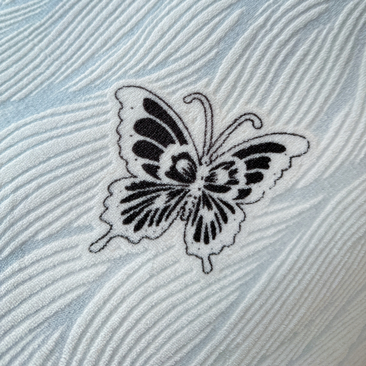 91家纺网 家纺一手货源 找家纺 耀悦家纺 2025新款着色雕花黑边牛奶绒四件套-永恒蝴蝶系列 幻蝶-黑边工艺款