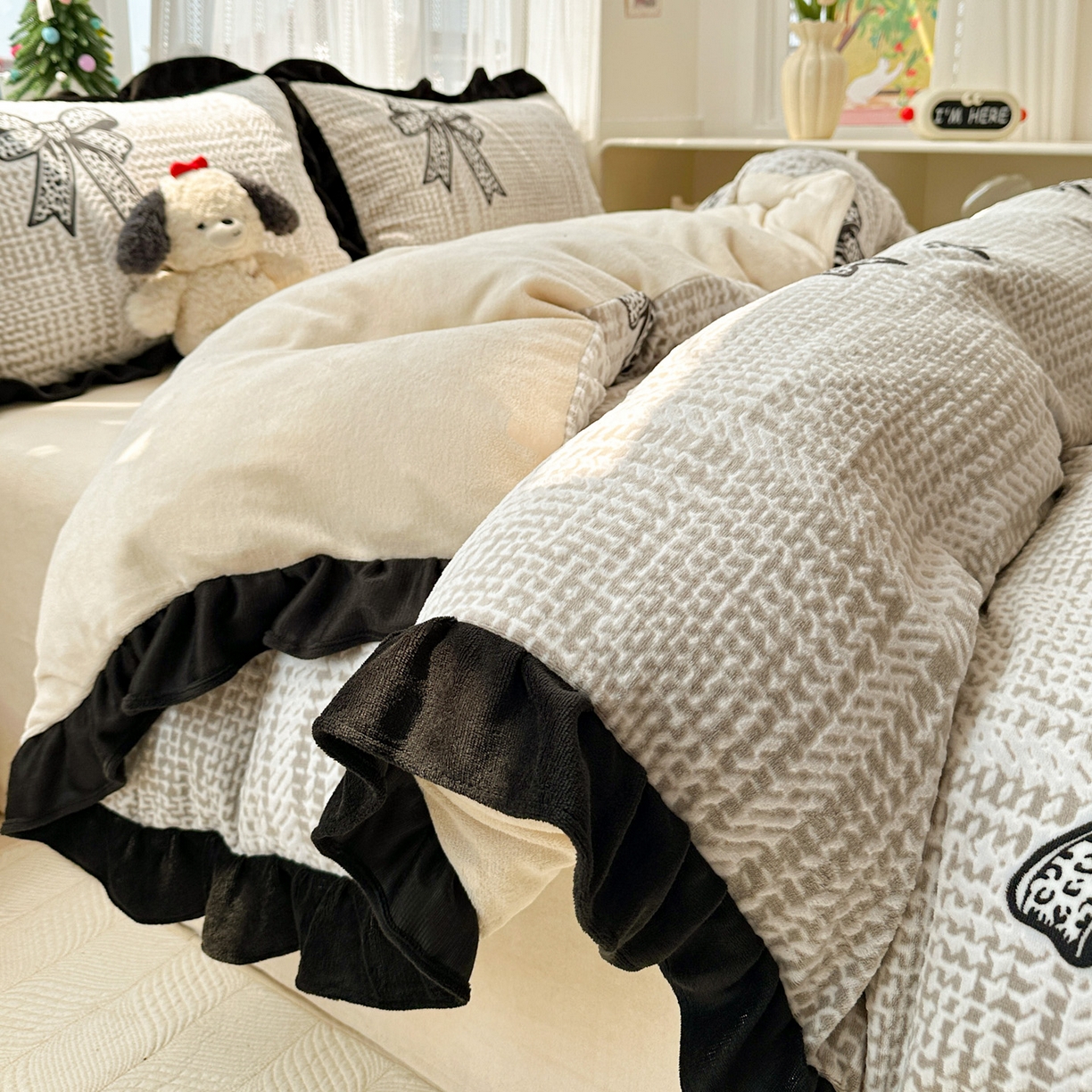 91家纺网 家纺一手货源 找家纺 耀悦家纺 2025新款着色雕花黑边牛奶绒四件套-永恒蝴蝶系列 蝴蝶结-黑边工艺款