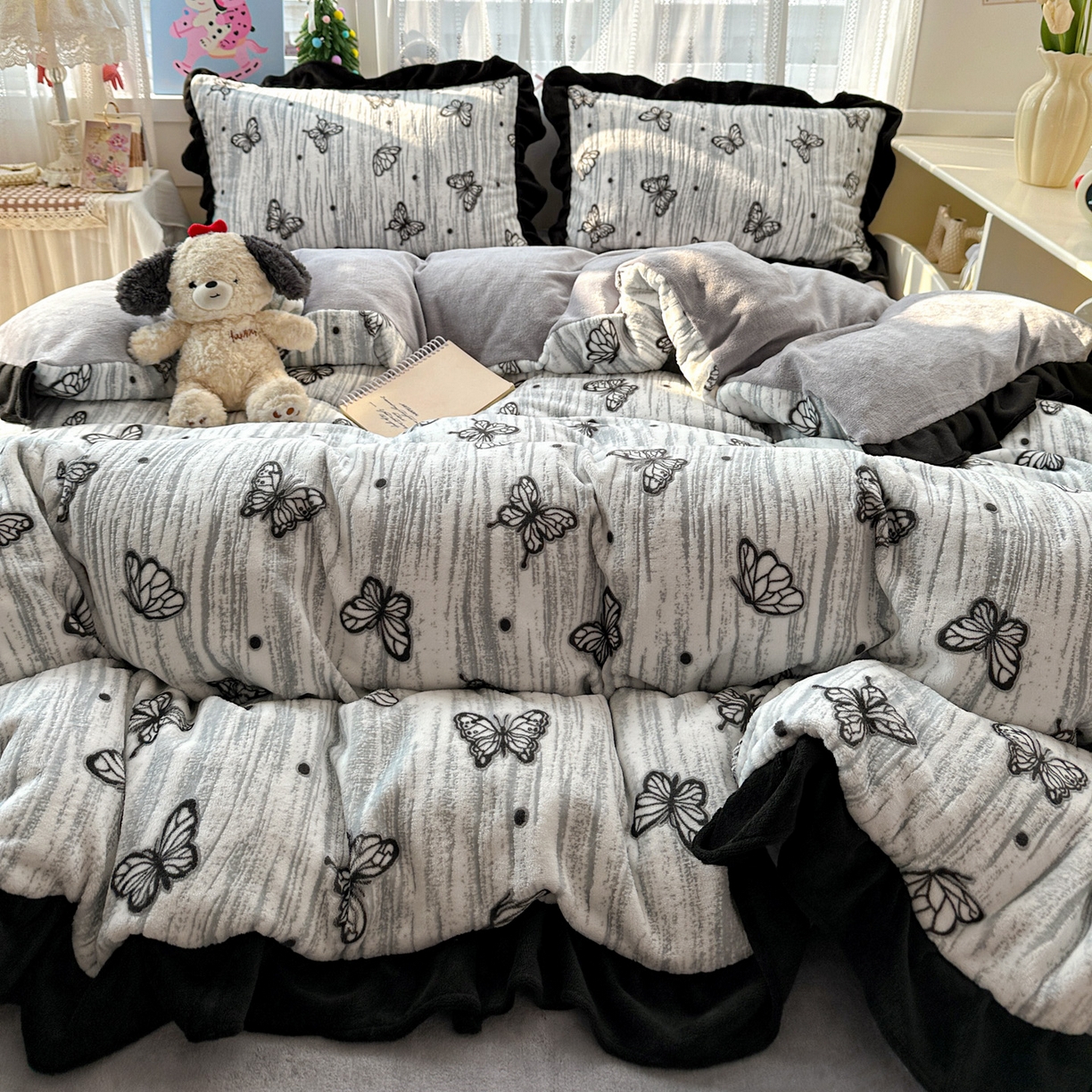 91家纺网 家纺一手货源 找家纺 （总）耀悦家纺 2025新款着色雕花黑边牛奶绒四件套-永恒蝴蝶系列