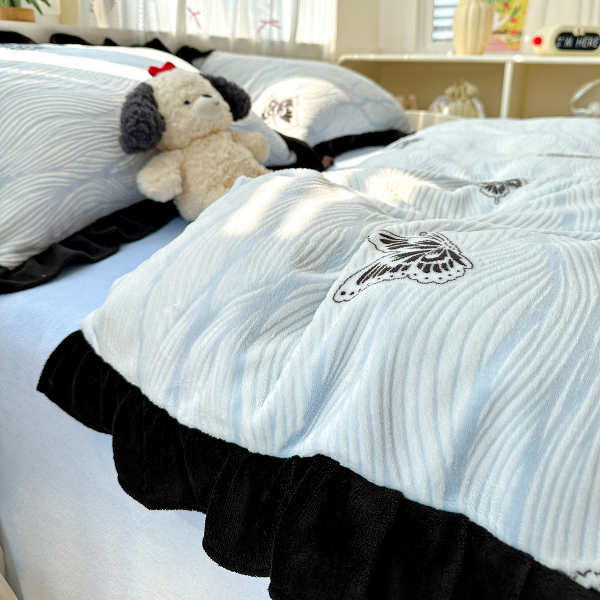 91家纺网 家纺一手货源 找家纺 耀悦家纺 2025新款着色雕花黑边牛奶绒四件套-永恒蝴蝶系列 幻蝶-黑边工艺款