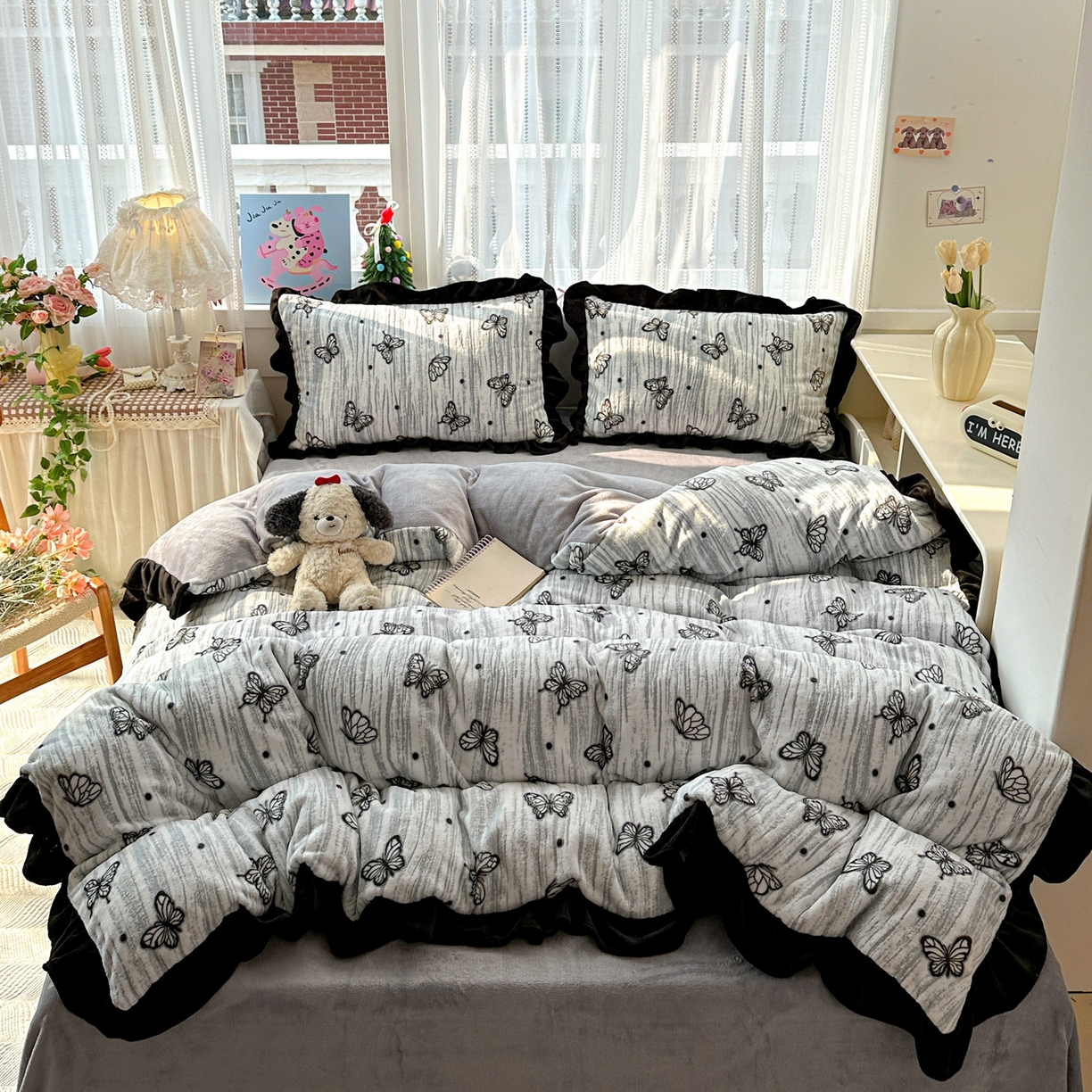 91家纺网 家纺一手货源 找家纺 （总）耀悦家纺 2025新款着色雕花黑边牛奶绒四件套-永恒蝴蝶系列