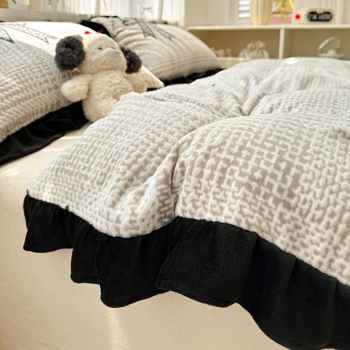 91家纺网 家纺一手货源 找家纺 耀悦家纺 2025新款着色雕花黑边牛奶绒四件套-永恒蝴蝶系列 蝴蝶结-黑边工艺款