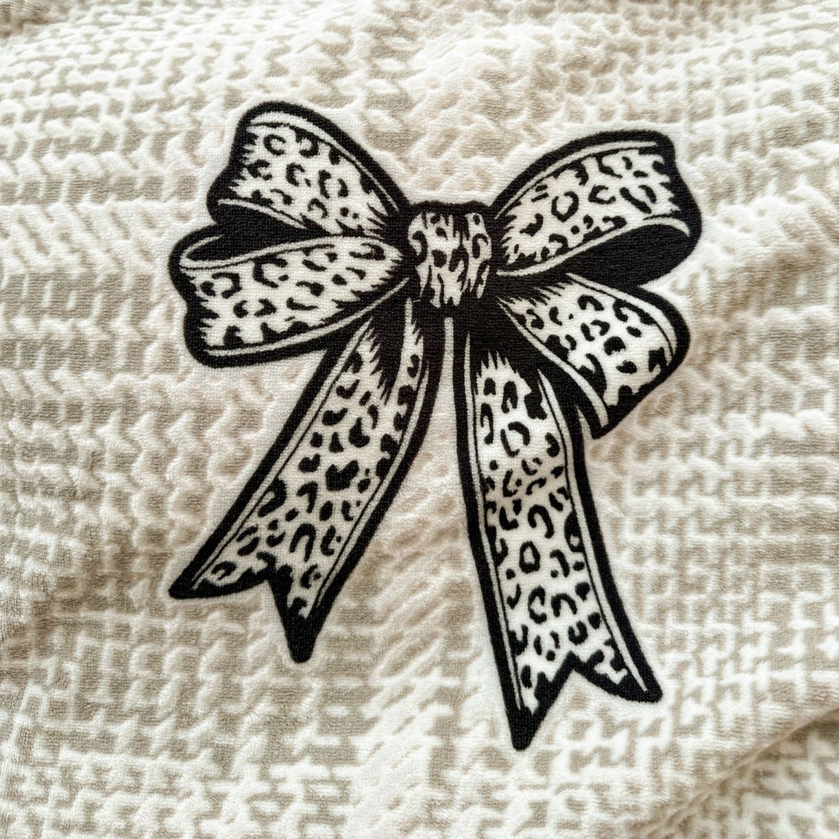 91家纺网 家纺一手货源 找家纺 耀悦家纺 2025新款着色雕花黑边牛奶绒四件套-永恒蝴蝶系列 蝴蝶结-黑边工艺款