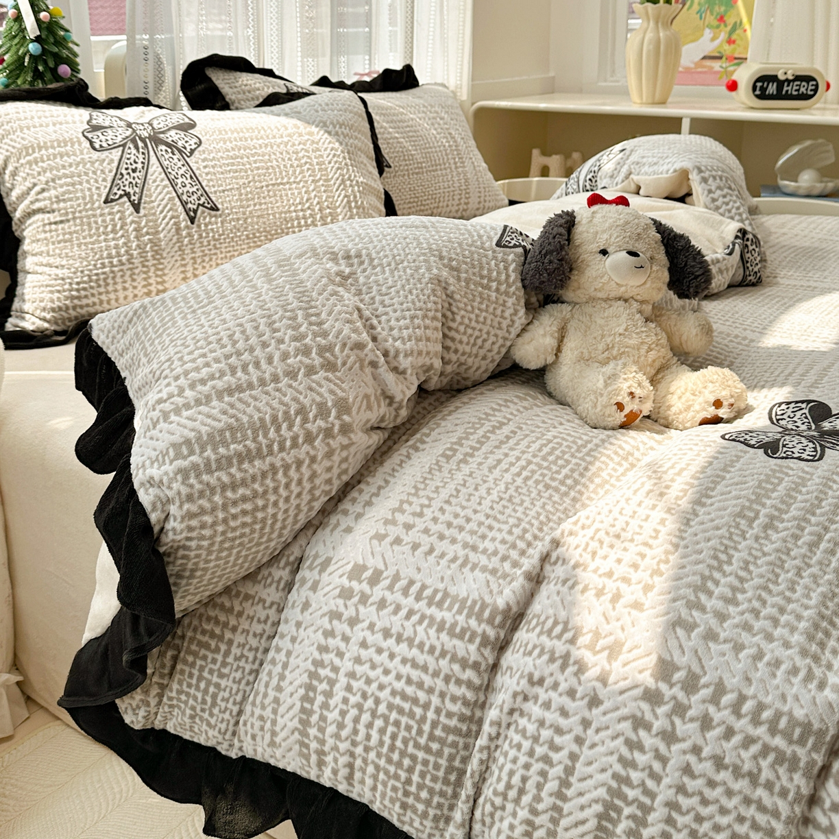 91家纺网 家纺一手货源 找家纺 耀悦家纺 2025新款着色雕花黑边牛奶绒四件套-永恒蝴蝶系列 蝴蝶结-黑边工艺款