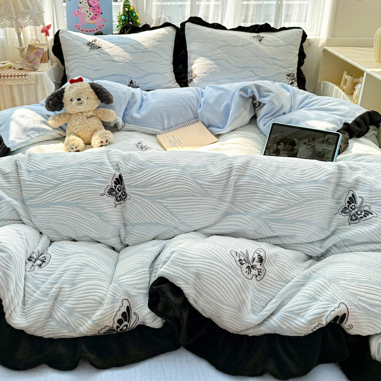 91家纺网 家纺一手货源 找家纺 耀悦家纺 2025新款着色雕花黑边牛奶绒四件套-永恒蝴蝶系列 幻蝶-黑边工艺款