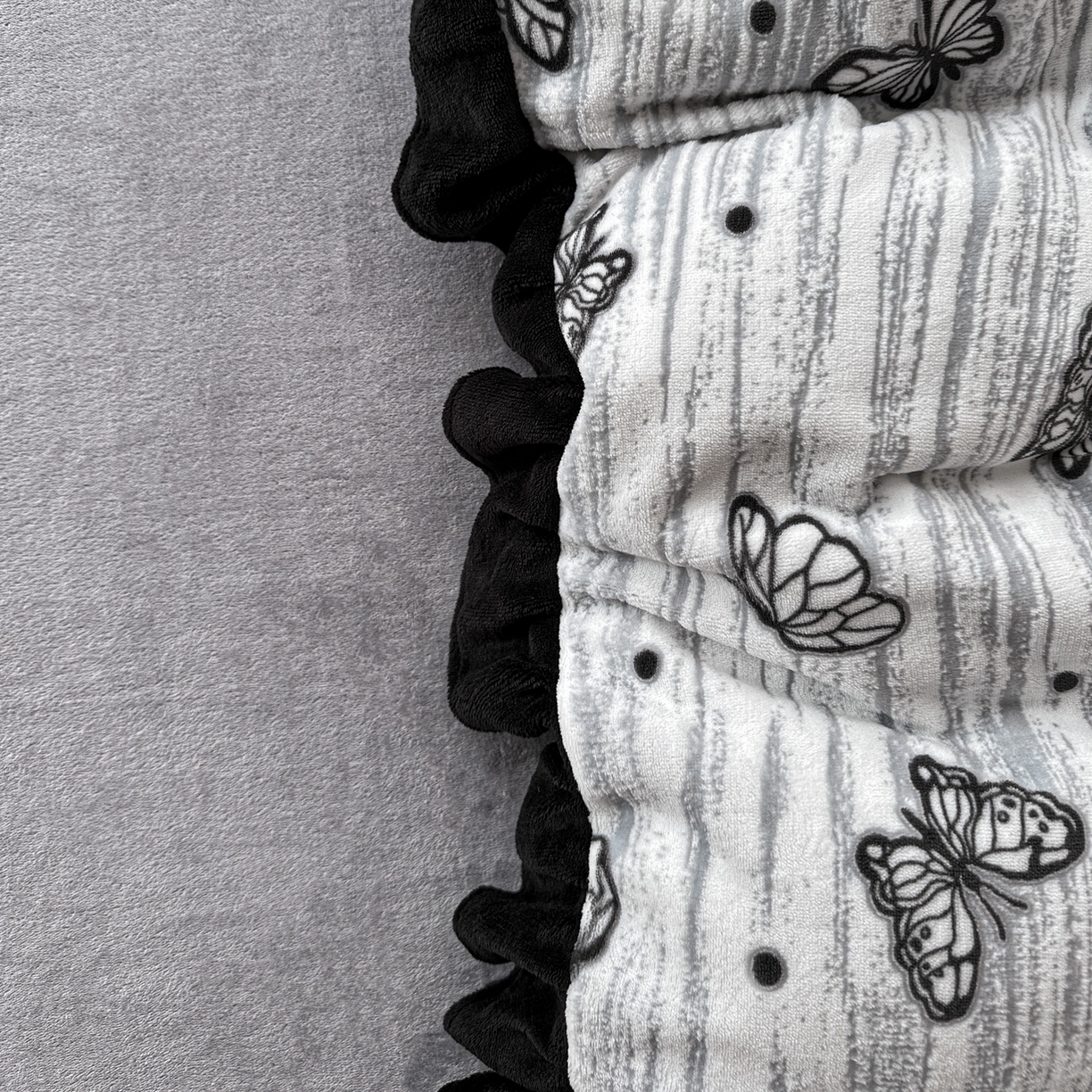 91家纺网 家纺一手货源 找家纺 （总）耀悦家纺 2025新款着色雕花黑边牛奶绒四件套-永恒蝴蝶系列