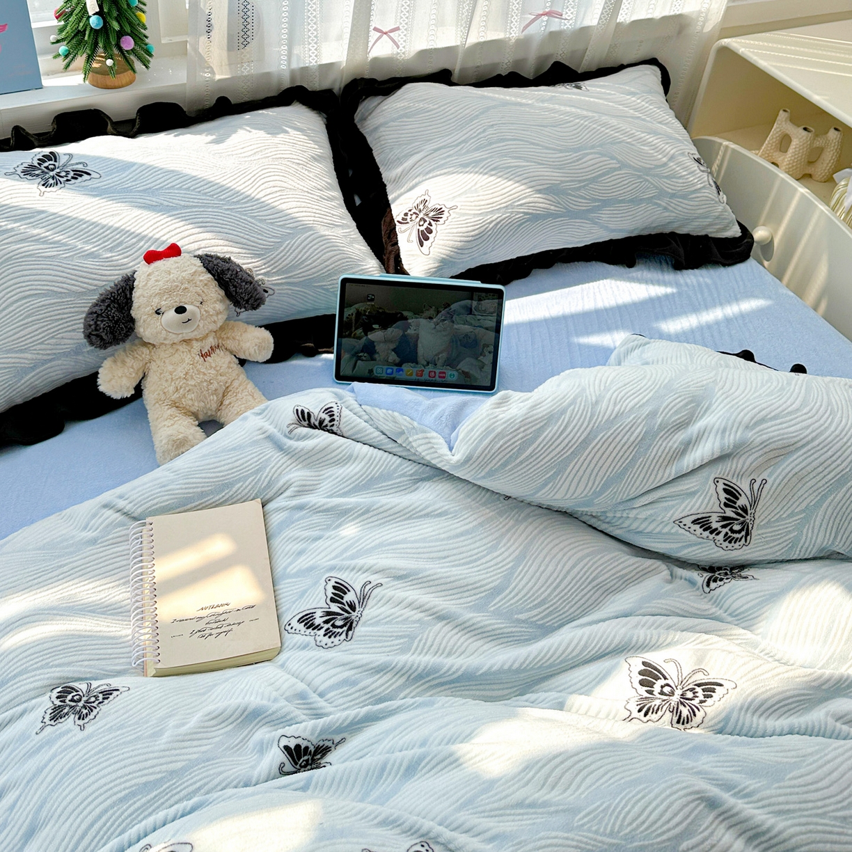 91家纺网 家纺一手货源 找家纺 耀悦家纺 2025新款着色雕花黑边牛奶绒四件套-永恒蝴蝶系列 幻蝶-黑边工艺款