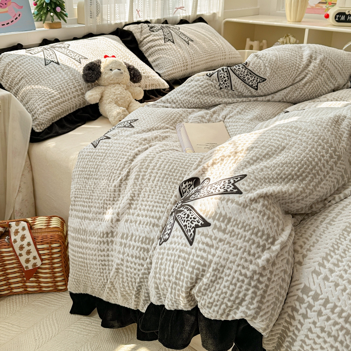 91家纺网 家纺一手货源 找家纺 耀悦家纺 2025新款着色雕花黑边牛奶绒四件套-永恒蝴蝶系列 蝴蝶结-黑边工艺款