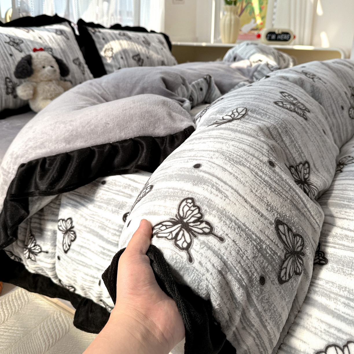 91家纺网 家纺一手货源 找家纺 （总）耀悦家纺 2025新款着色雕花黑边牛奶绒四件套-永恒蝴蝶系列