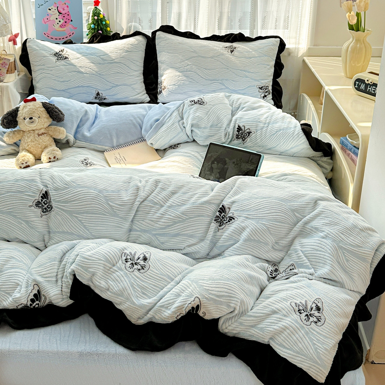 91家纺网 家纺一手货源 找家纺 耀悦家纺 2025新款着色雕花黑边牛奶绒四件套-永恒蝴蝶系列 幻蝶-黑边工艺款