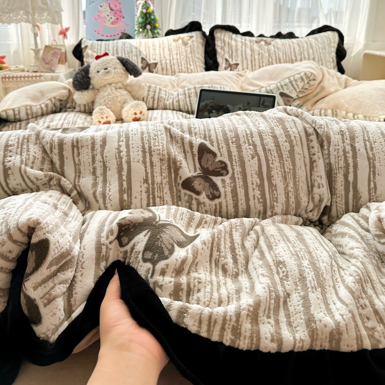 91家纺网 家纺一手货源 找家纺 （总）耀悦家纺 2025新款着色雕花黑边牛奶绒四件套-永恒蝴蝶系列