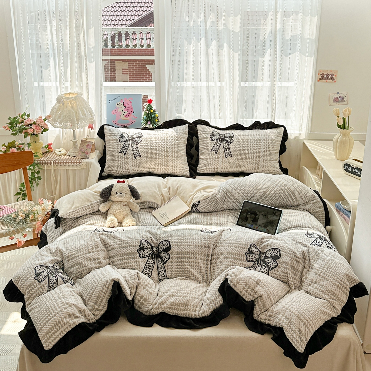 91家纺网 家纺一手货源 找家纺 耀悦家纺 2025新款着色雕花黑边牛奶绒四件套-永恒蝴蝶系列 蝴蝶结-黑边工艺款