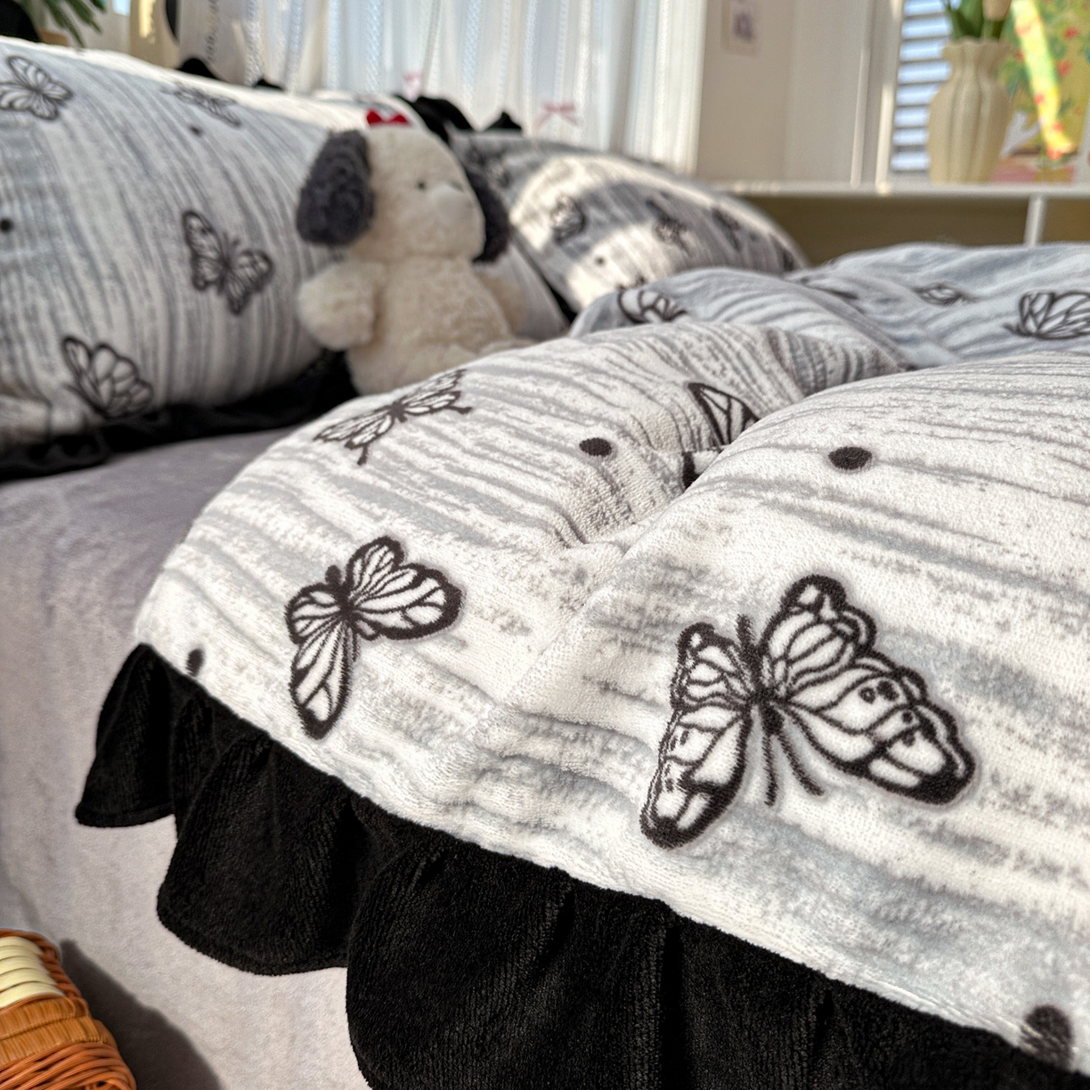 91家纺网 家纺一手货源 找家纺 （总）耀悦家纺 2025新款着色雕花黑边牛奶绒四件套-永恒蝴蝶系列