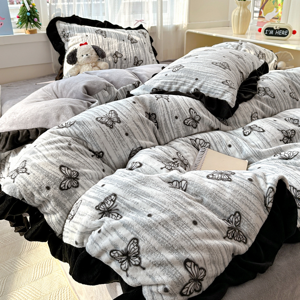 91家纺网 家纺一手货源 找家纺 （总）耀悦家纺 2025新款着色雕花黑边牛奶绒四件套-永恒蝴蝶系列