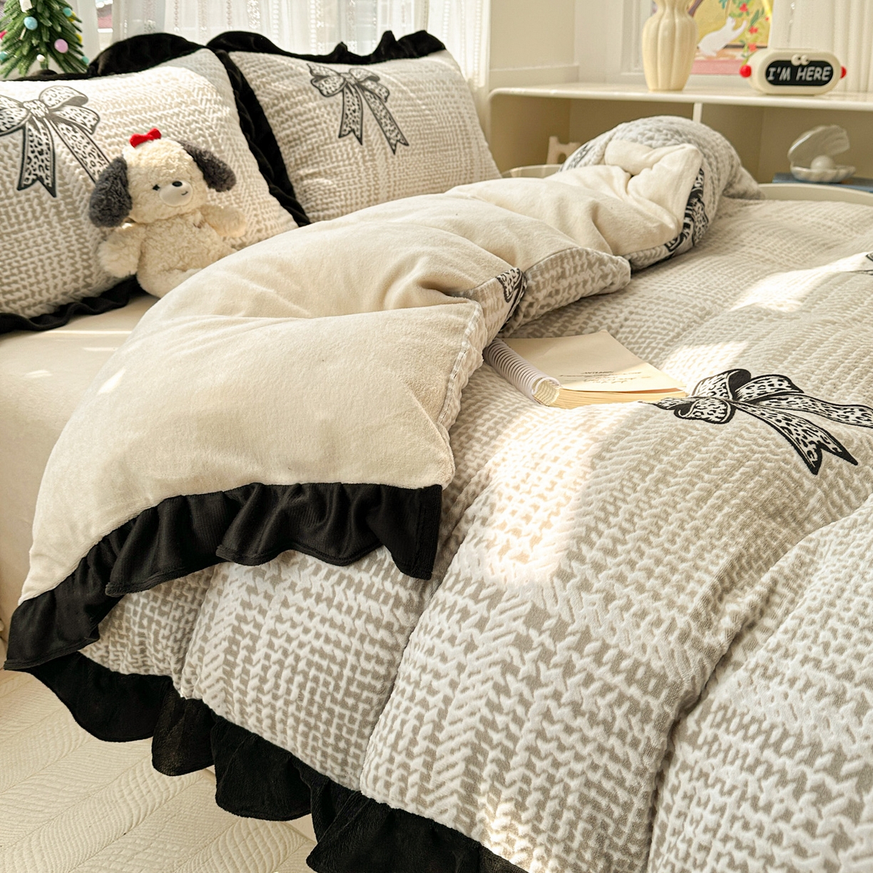 91家纺网 家纺一手货源 找家纺 耀悦家纺 2025新款着色雕花黑边牛奶绒四件套-永恒蝴蝶系列 蝴蝶结-黑边工艺款