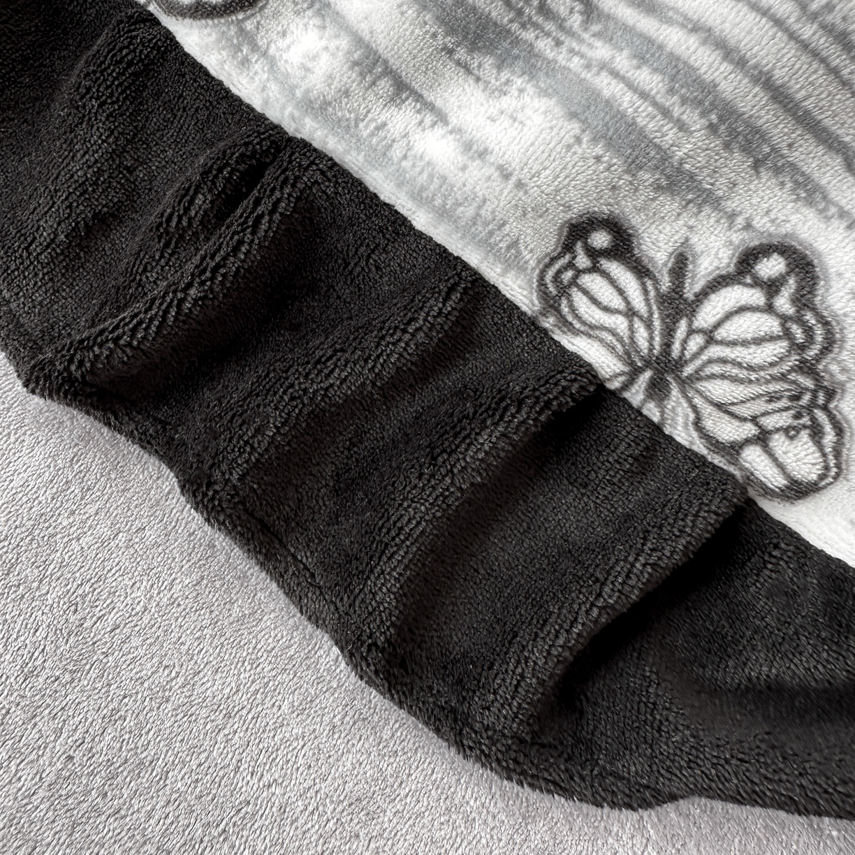 91家纺网 家纺一手货源 找家纺 （总）耀悦家纺 2025新款着色雕花黑边牛奶绒四件套-永恒蝴蝶系列