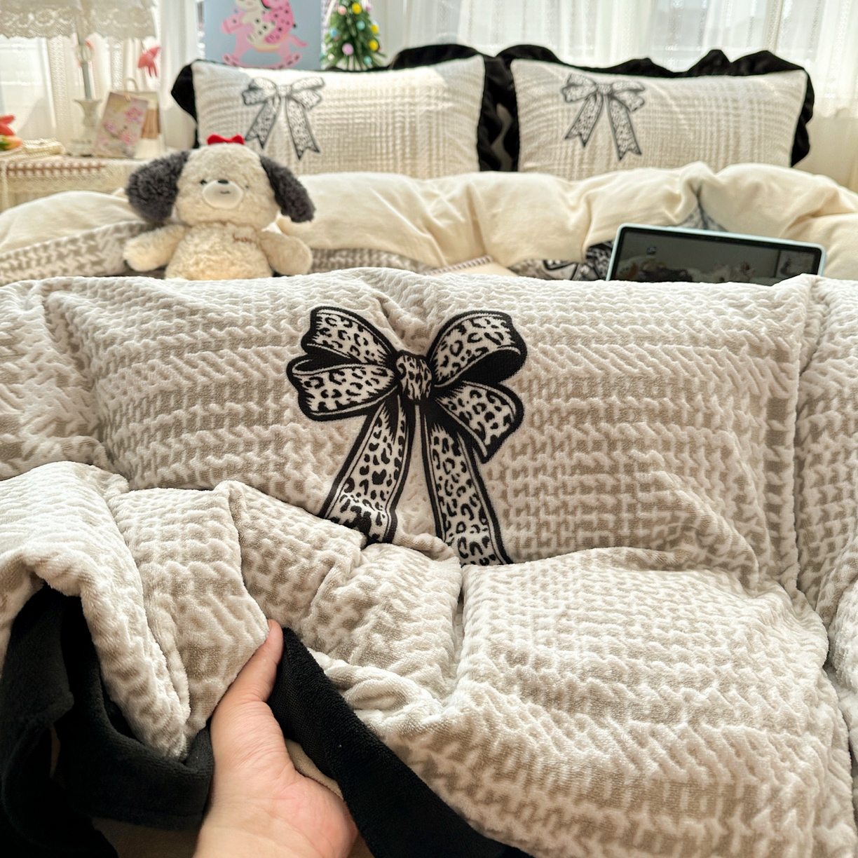 耀悦家纺 2025新款着色雕花黑边牛奶绒四件套-永恒蝴蝶系列 蝴蝶结-黑边工艺款