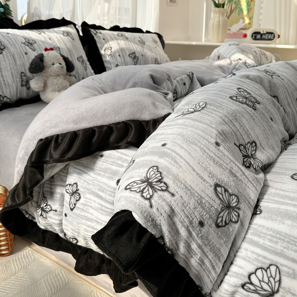 91家纺网 家纺一手货源 找家纺 （总）耀悦家纺 2025新款着色雕花黑边牛奶绒四件套-永恒蝴蝶系列
