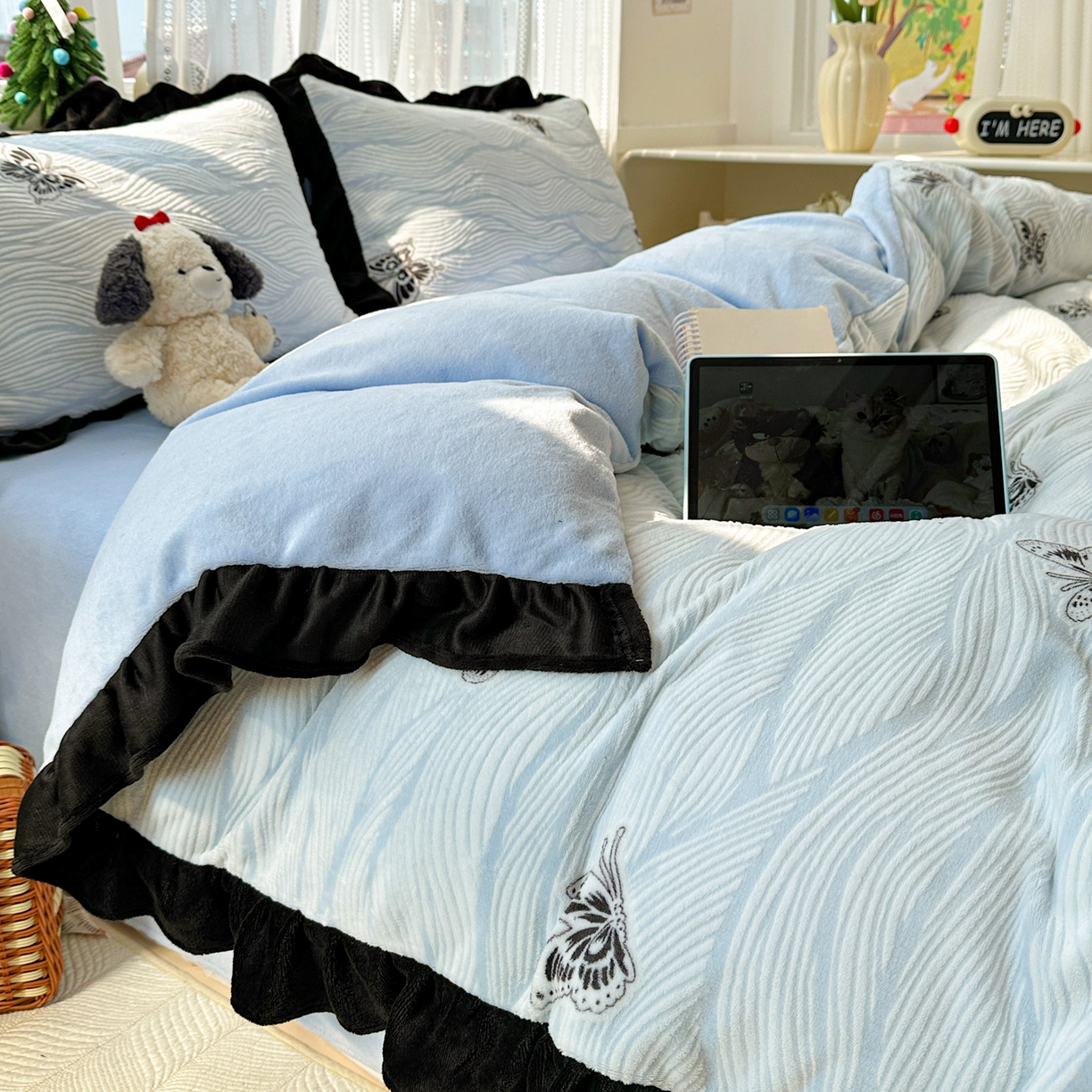 91家纺网 家纺一手货源 找家纺 耀悦家纺 2025新款着色雕花黑边牛奶绒四件套-永恒蝴蝶系列 幻蝶-黑边工艺款