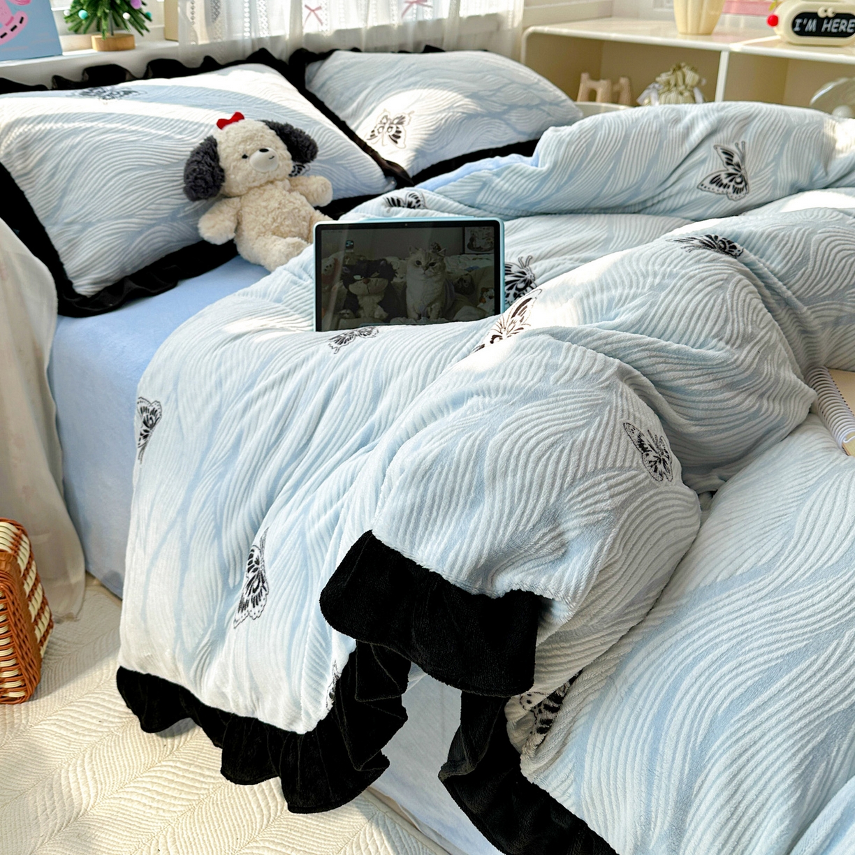 91家纺网 家纺一手货源 找家纺 耀悦家纺 2025新款着色雕花黑边牛奶绒四件套-永恒蝴蝶系列 幻蝶-黑边工艺款