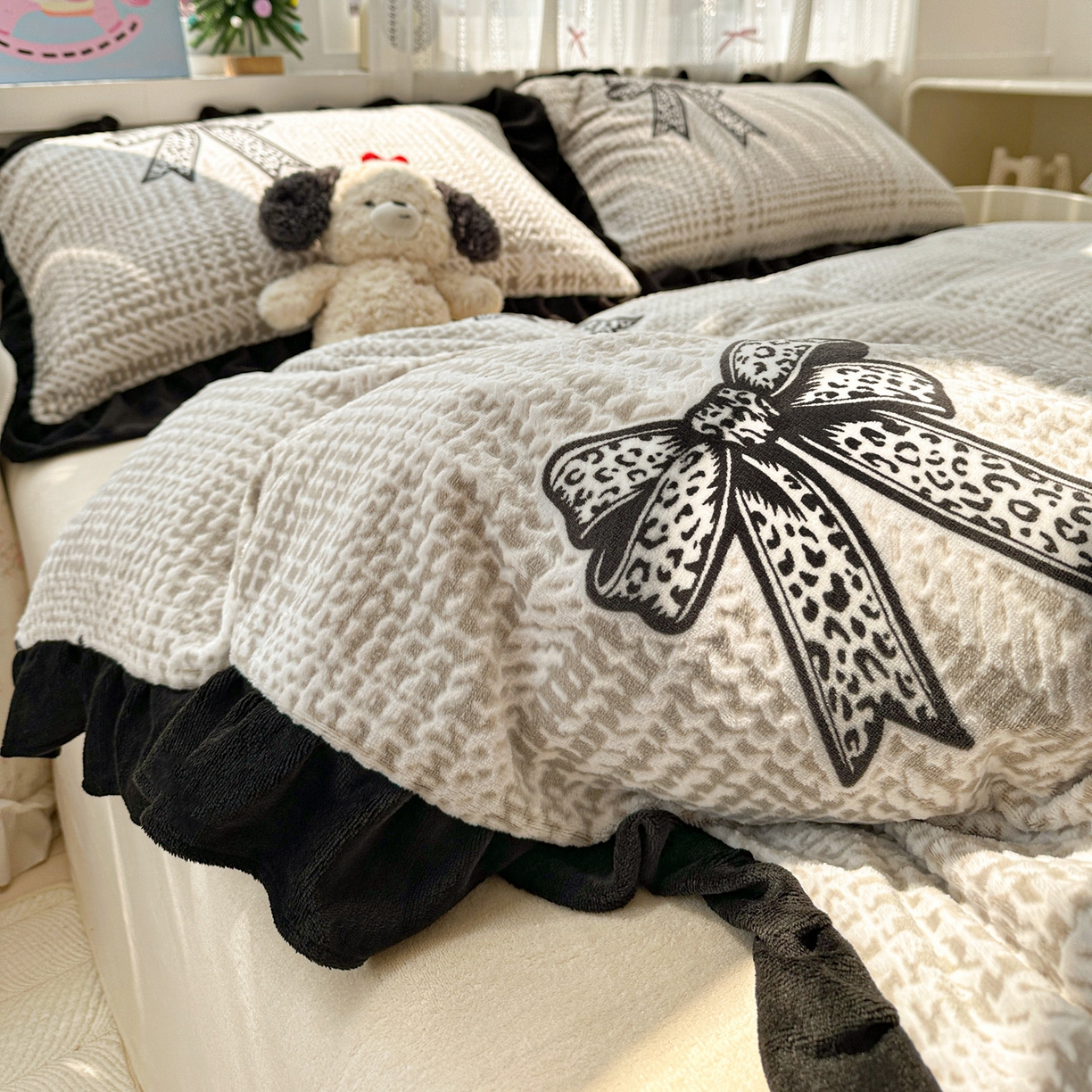 91家纺网 家纺一手货源 找家纺 耀悦家纺 2025新款着色雕花黑边牛奶绒四件套-永恒蝴蝶系列 蝴蝶结-黑边工艺款