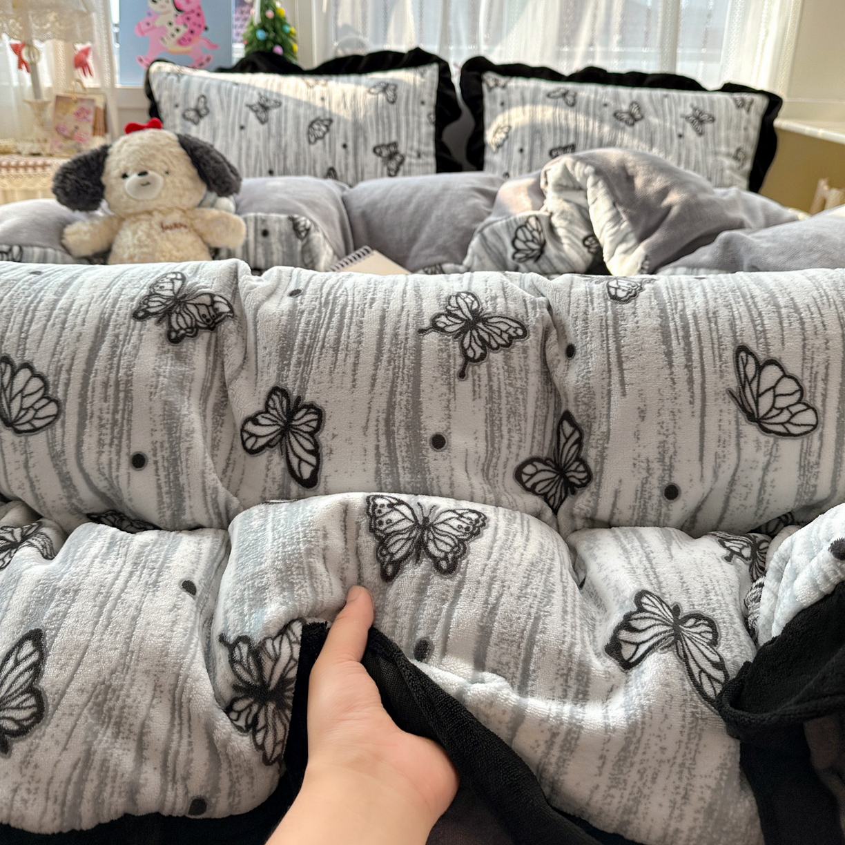 91家纺网 家纺一手货源 找家纺 （总）耀悦家纺 2025新款着色雕花黑边牛奶绒四件套-永恒蝴蝶系列