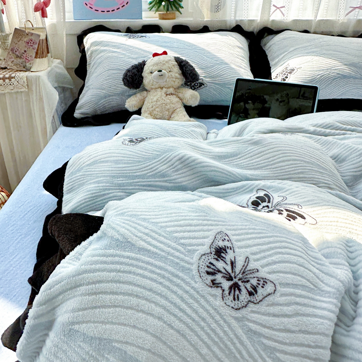 91家纺网 家纺一手货源 找家纺 耀悦家纺 2025新款着色雕花黑边牛奶绒四件套-永恒蝴蝶系列 幻蝶-黑边工艺款