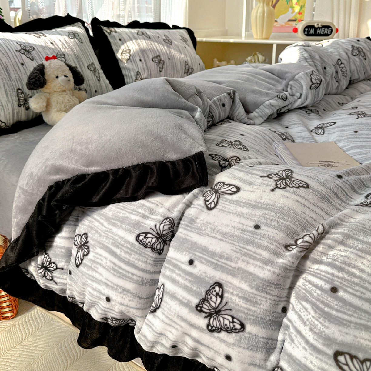 91家纺网 家纺一手货源 找家纺 （总）耀悦家纺 2025新款着色雕花黑边牛奶绒四件套-永恒蝴蝶系列