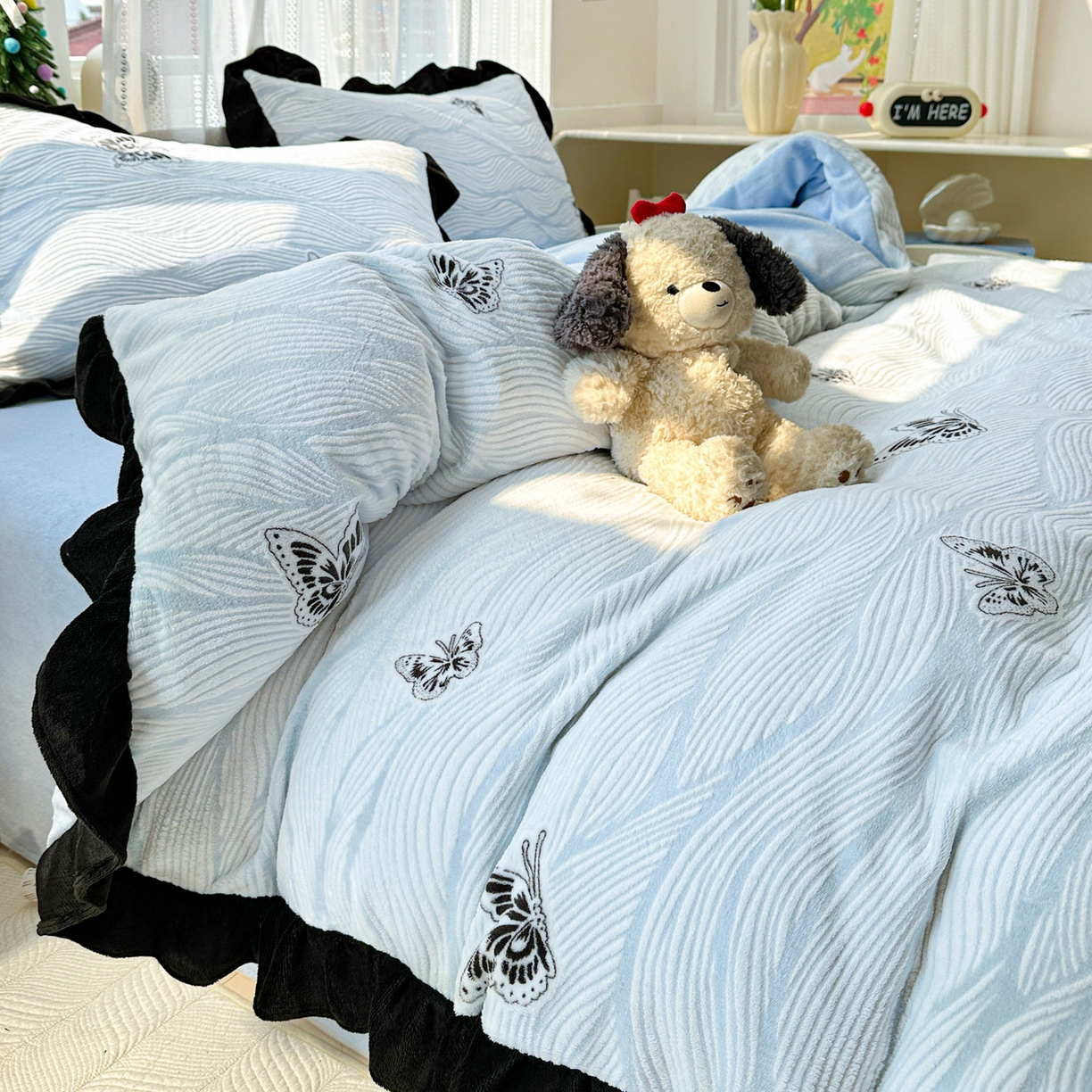 91家纺网 家纺一手货源 找家纺 耀悦家纺 2025新款着色雕花黑边牛奶绒四件套-永恒蝴蝶系列 幻蝶-黑边工艺款