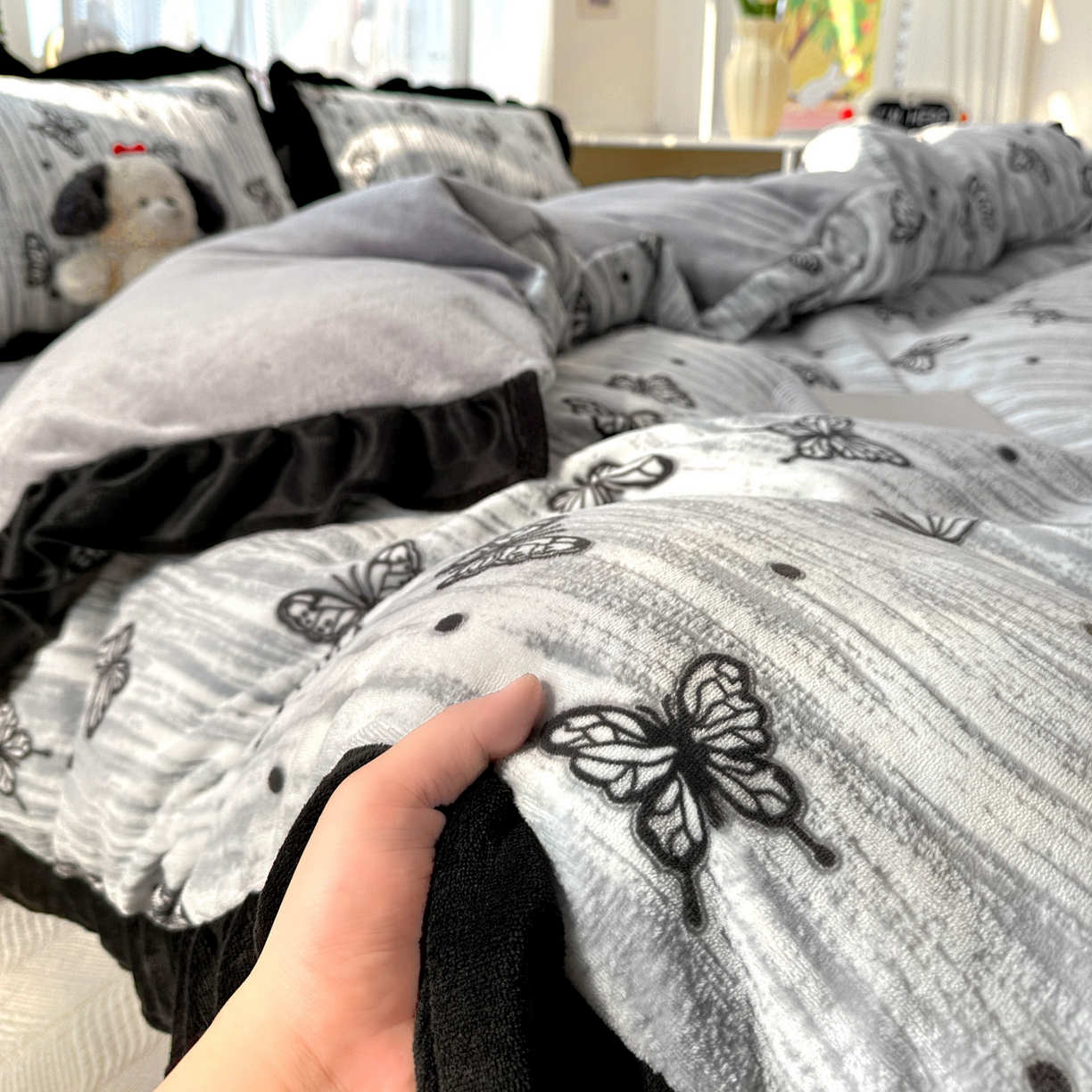 91家纺网 家纺一手货源 找家纺 （总）耀悦家纺 2025新款着色雕花黑边牛奶绒四件套-永恒蝴蝶系列