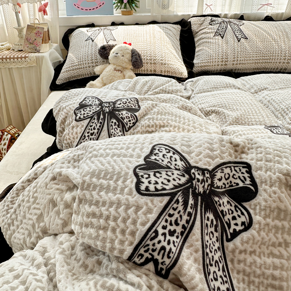 91家纺网 家纺一手货源 找家纺 耀悦家纺 2025新款着色雕花黑边牛奶绒四件套-永恒蝴蝶系列 蝴蝶结-黑边工艺款