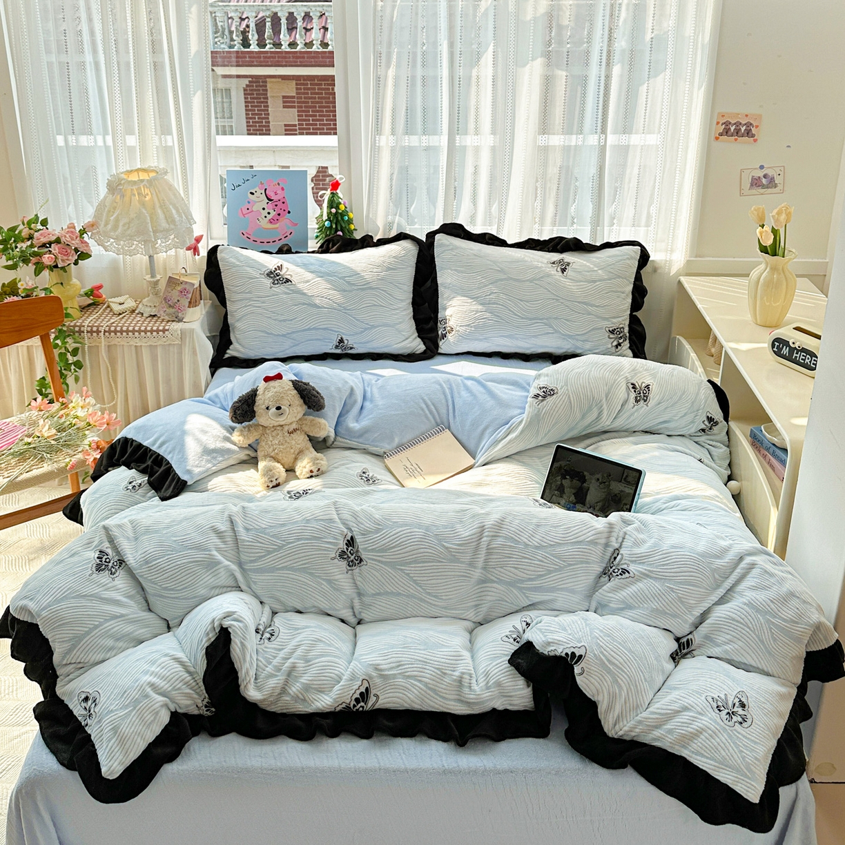 91家纺网 家纺一手货源 找家纺 耀悦家纺 2025新款着色雕花黑边牛奶绒四件套-永恒蝴蝶系列 幻蝶-黑边工艺款