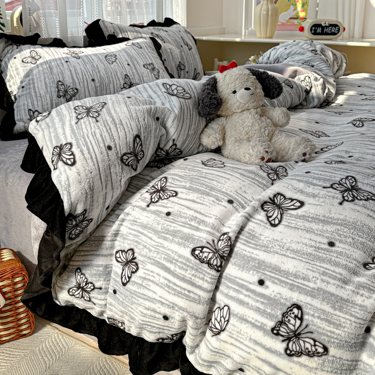 91家纺网 家纺一手货源 找家纺 （总）耀悦家纺 2025新款着色雕花黑边牛奶绒四件套-永恒蝴蝶系列