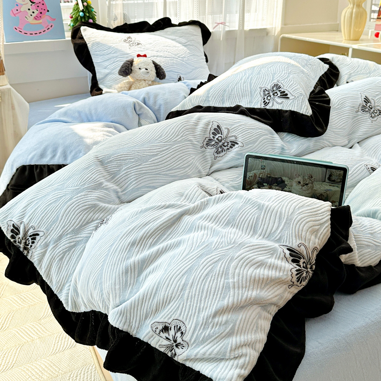 91家纺网 家纺一手货源 找家纺 耀悦家纺 2025新款着色雕花黑边牛奶绒四件套-永恒蝴蝶系列 幻蝶-黑边工艺款