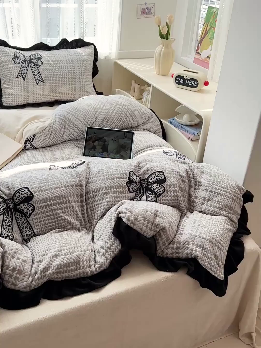 91家纺网 家纺一手货源 找家纺 耀悦家纺 2025新款着色雕花黑边牛奶绒四件套-永恒蝴蝶系列 蝴蝶结-黑边工艺款