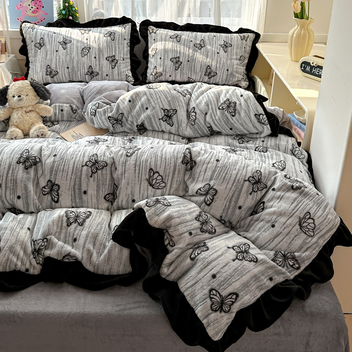 91家纺网 家纺一手货源 找家纺 （总）耀悦家纺 2025新款着色雕花黑边牛奶绒四件套-永恒蝴蝶系列