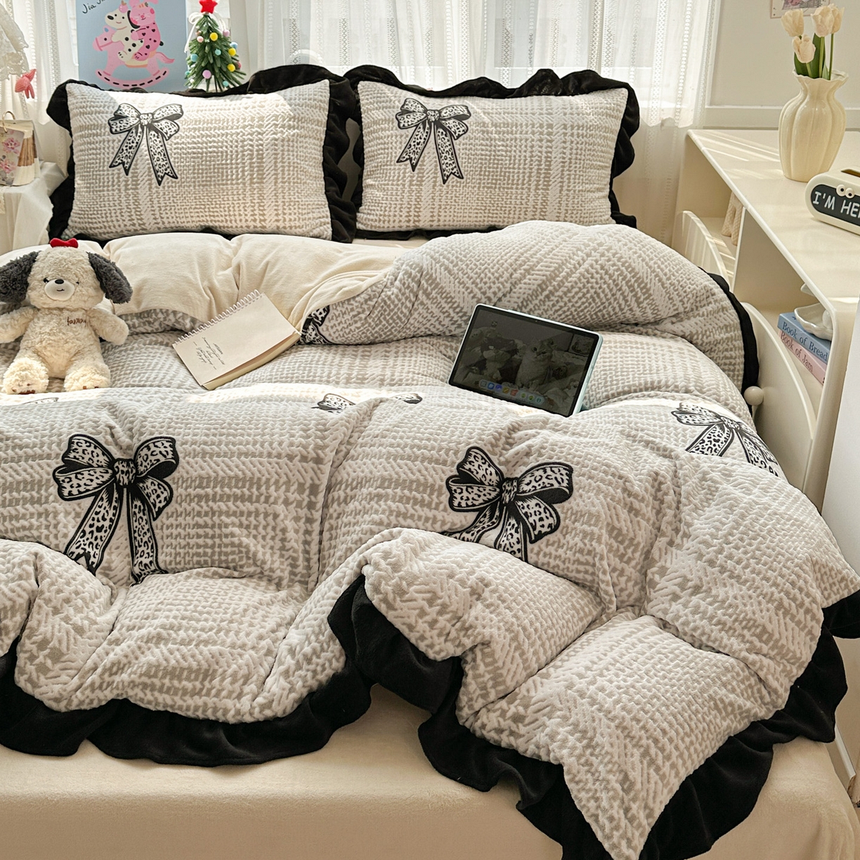 91家纺网 家纺一手货源 找家纺 耀悦家纺 2025新款着色雕花黑边牛奶绒四件套-永恒蝴蝶系列 蝴蝶结-黑边工艺款