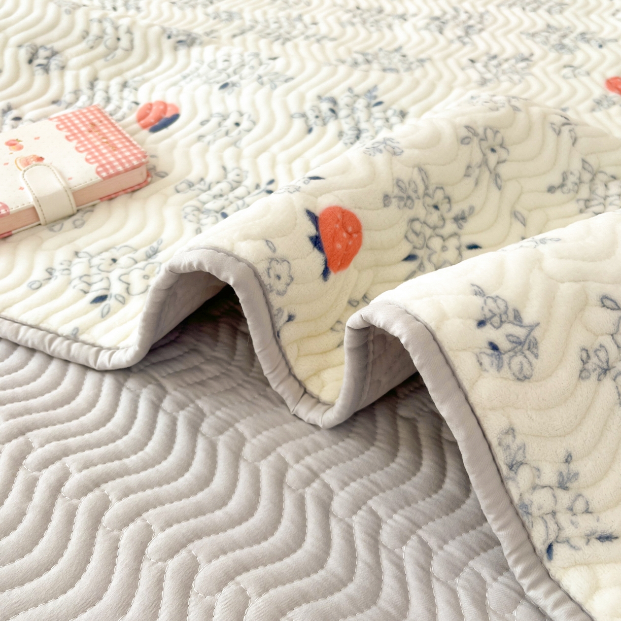 91家纺网 家纺一手货源 找家纺 酱子 2025新款牛奶绒印花床盖四季通用 床盖-浅花莓语