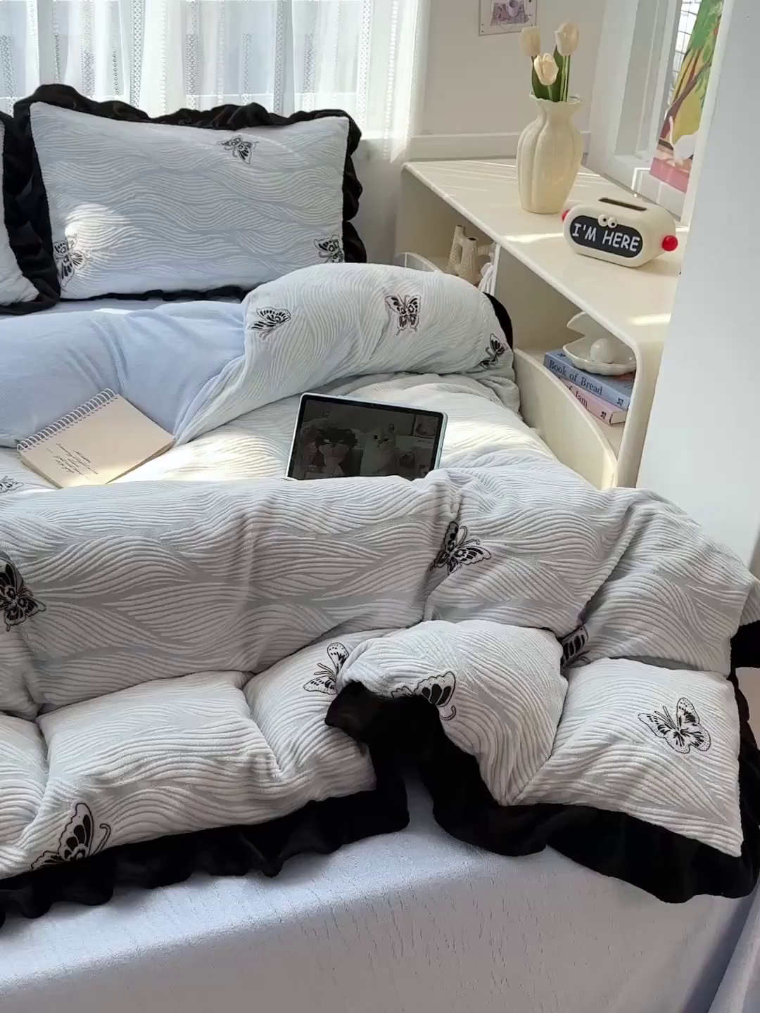 91家纺网 家纺一手货源 找家纺 耀悦家纺 2025新款着色雕花黑边牛奶绒四件套-永恒蝴蝶系列 幻蝶-黑边工艺款