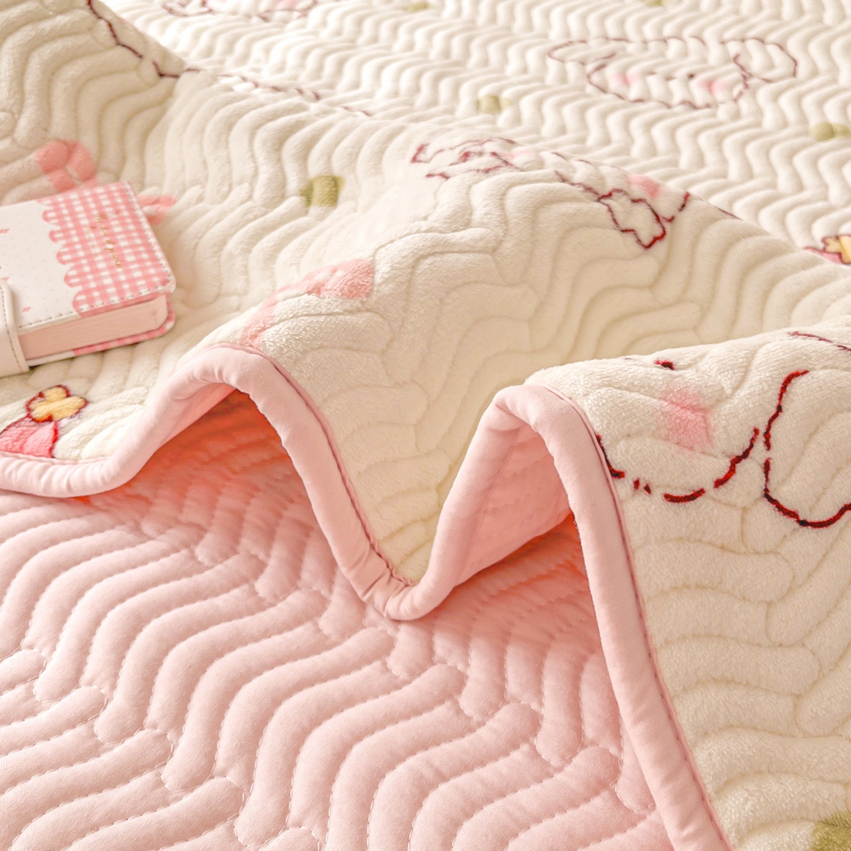 91家纺网 家纺一手货源 找家纺 酱子 2025新款牛奶绒印花床盖四季通用 床盖-蝴蝶结狗