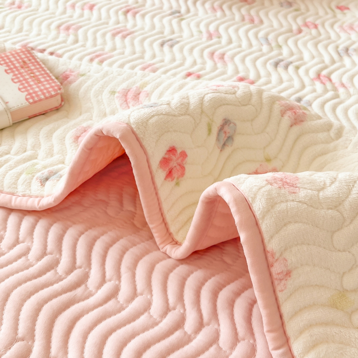 91家纺网 家纺一手货源 找家纺 酱子 2025新款牛奶绒印花床盖四季通用 床盖-碎花猫猫