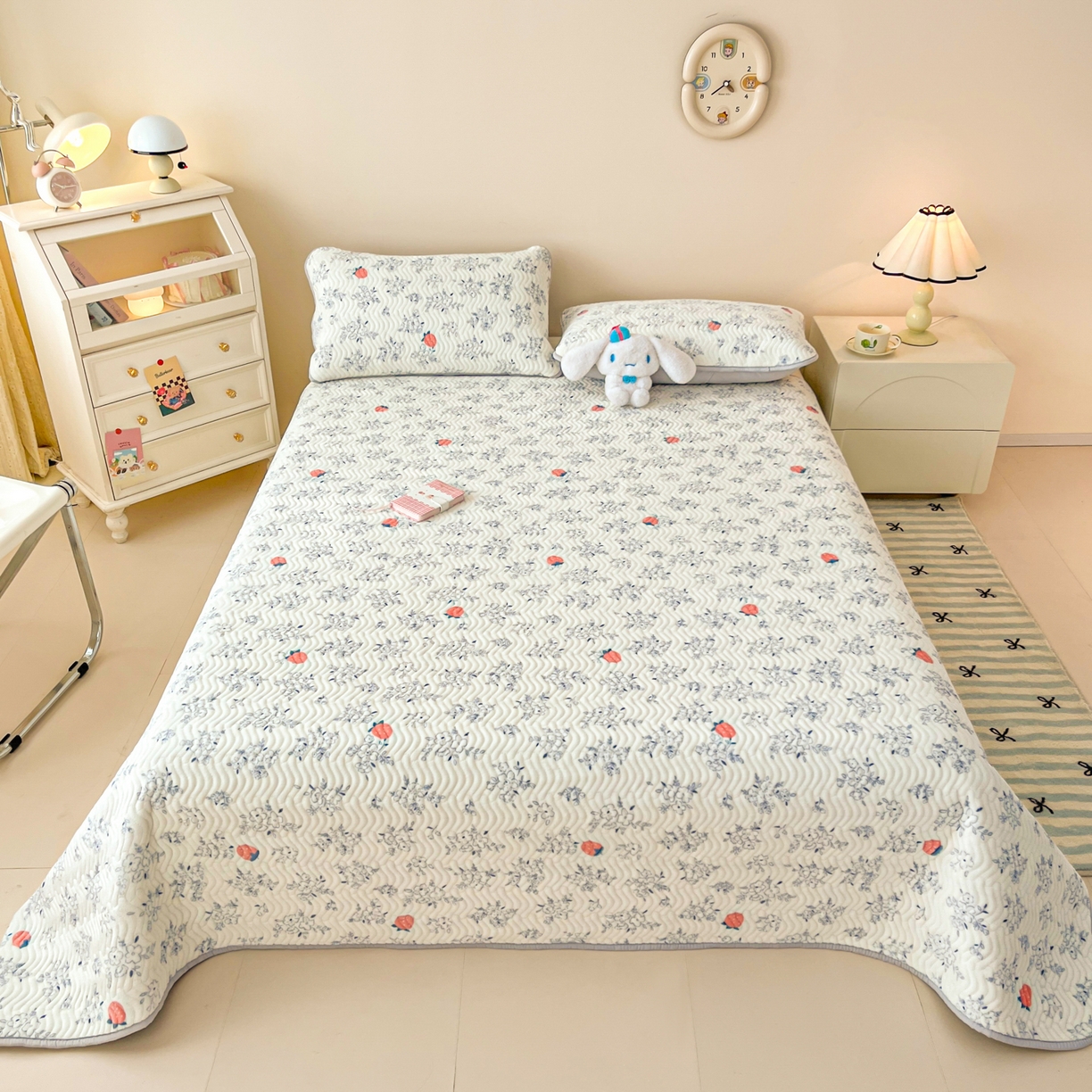 91家纺网 家纺一手货源 找家纺 酱子 2025新款牛奶绒印花床盖四季通用 床盖-浅花莓语