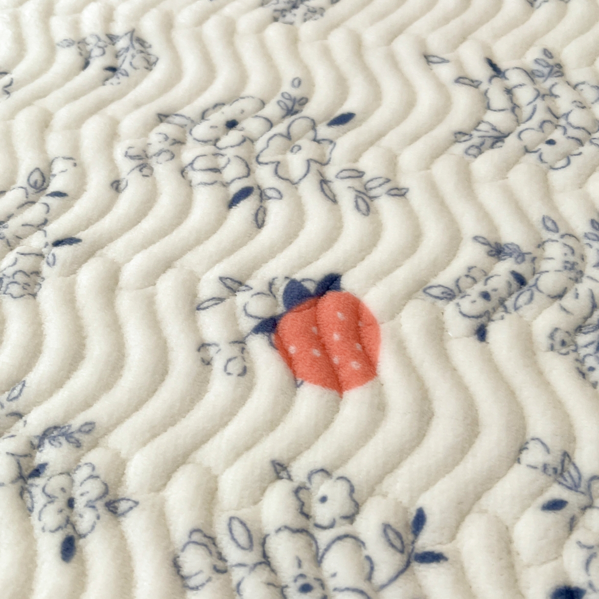 91家纺网 家纺一手货源 找家纺 酱子 2025新款牛奶绒印花床盖四季通用 床盖-浅花莓语