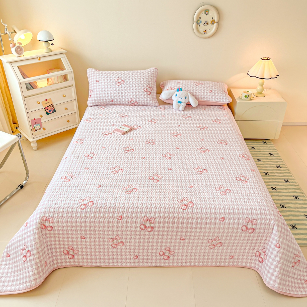 91家纺网 家纺一手货源 找家纺 酱子 2025新款牛奶绒印花床盖四季通用 床盖-格上樱梦