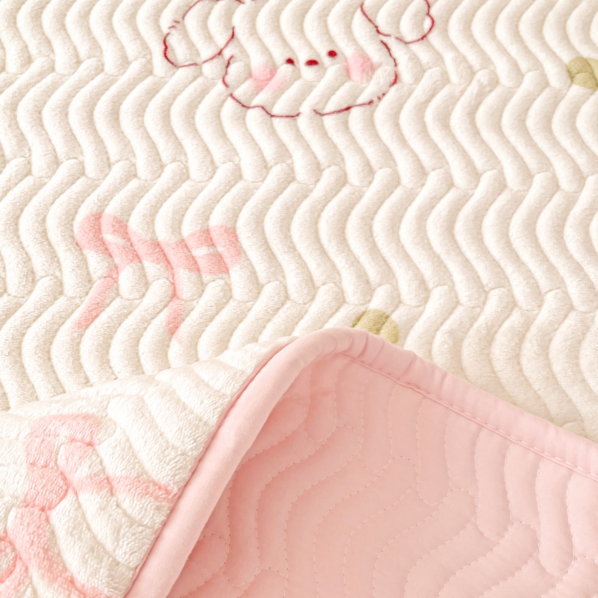 91家纺网 家纺一手货源 找家纺 酱子 2025新款牛奶绒印花床盖四季通用 床盖-蝴蝶结狗