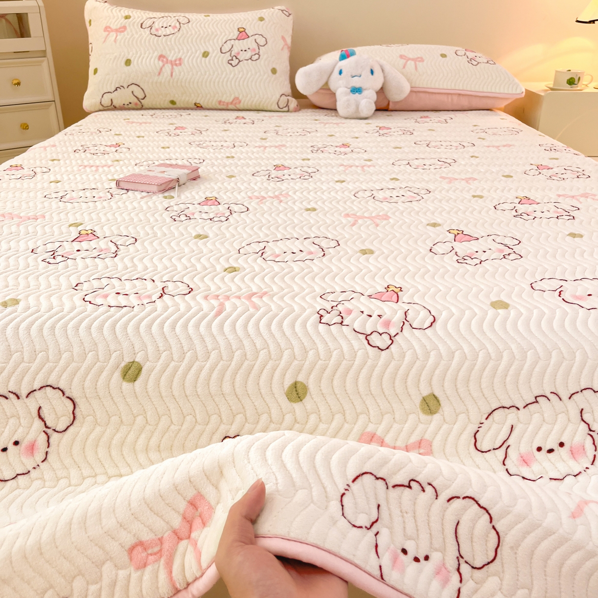 91家纺网 家纺一手货源 找家纺 酱子 2025新款牛奶绒印花床盖四季通用 床盖-蝴蝶结狗