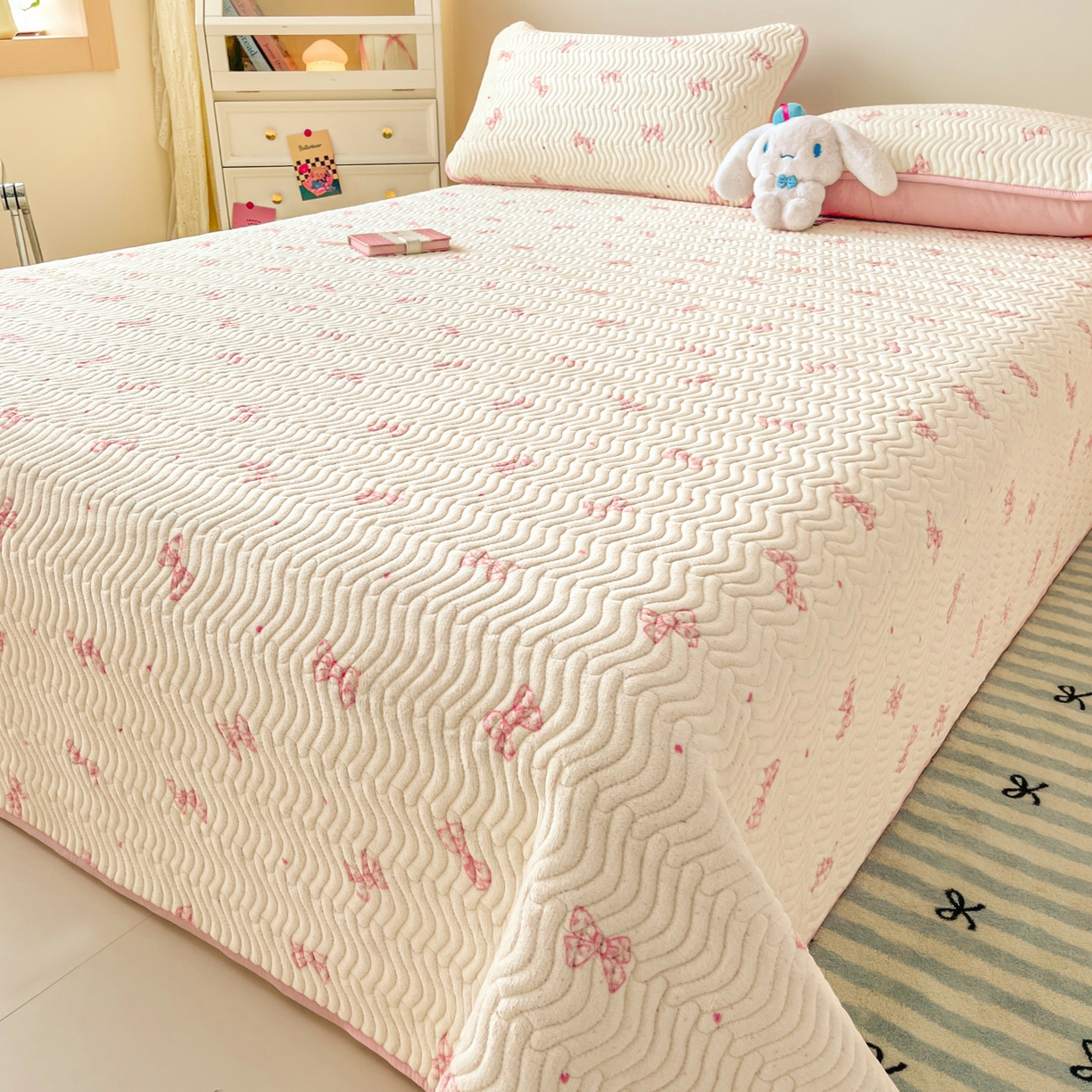 91家纺网 家纺一手货源 找家纺 酱子 2025新款牛奶绒印花床盖四季通用 床盖-桃漾绮梦