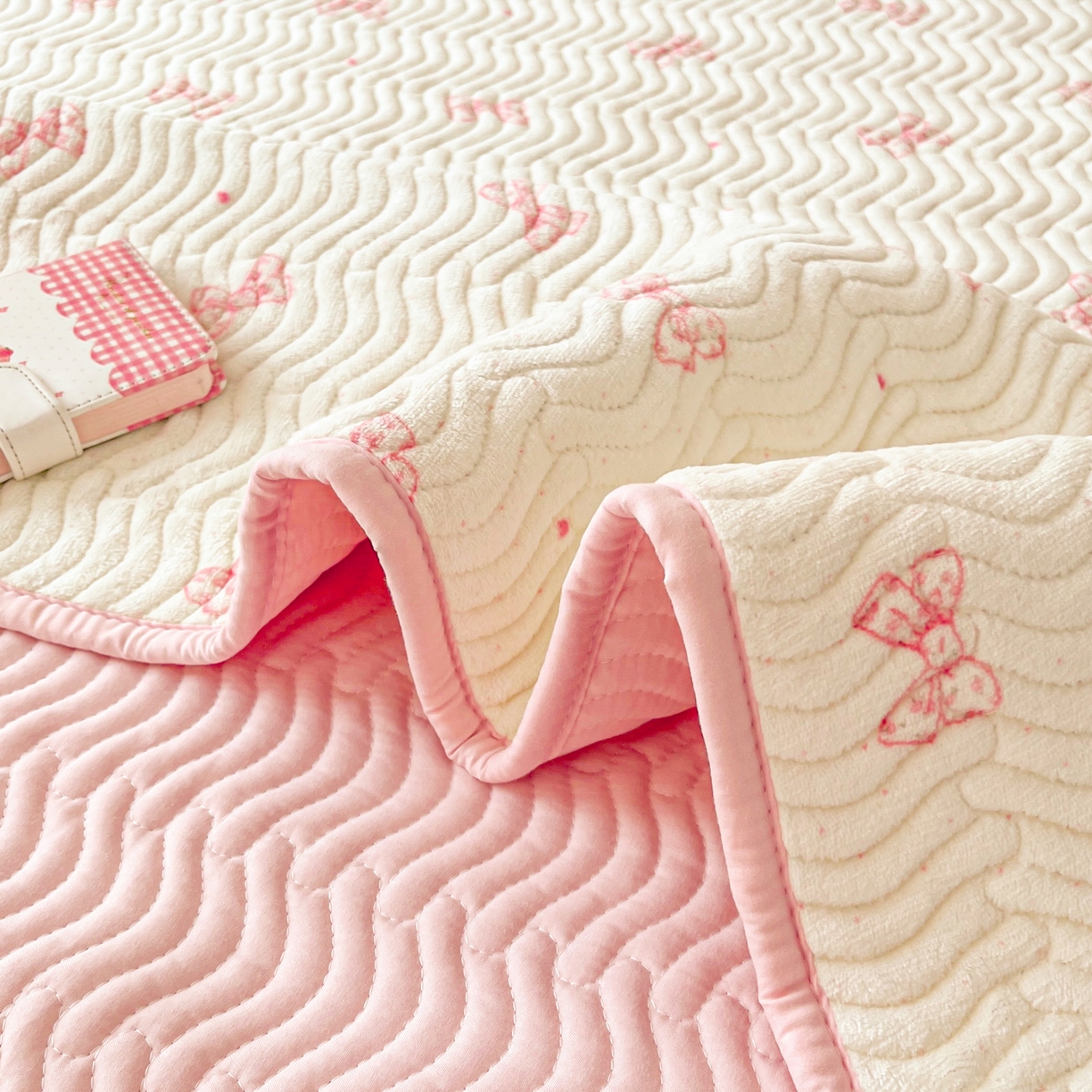 91家纺网 家纺一手货源 找家纺 酱子 2025新款牛奶绒印花床盖四季通用 床盖-桃漾绮梦